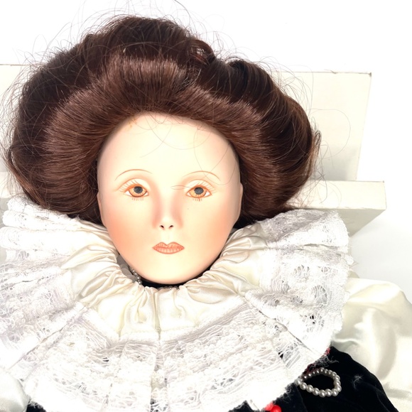 VINTAGE HEIRLOOM DOLLS "ELIZABETH I" DOLL+BOX+STAND - Picture 2 of 8